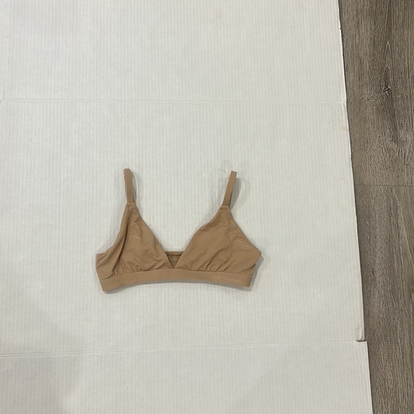 SKIMS Tan Bra - Picture 9 of 10